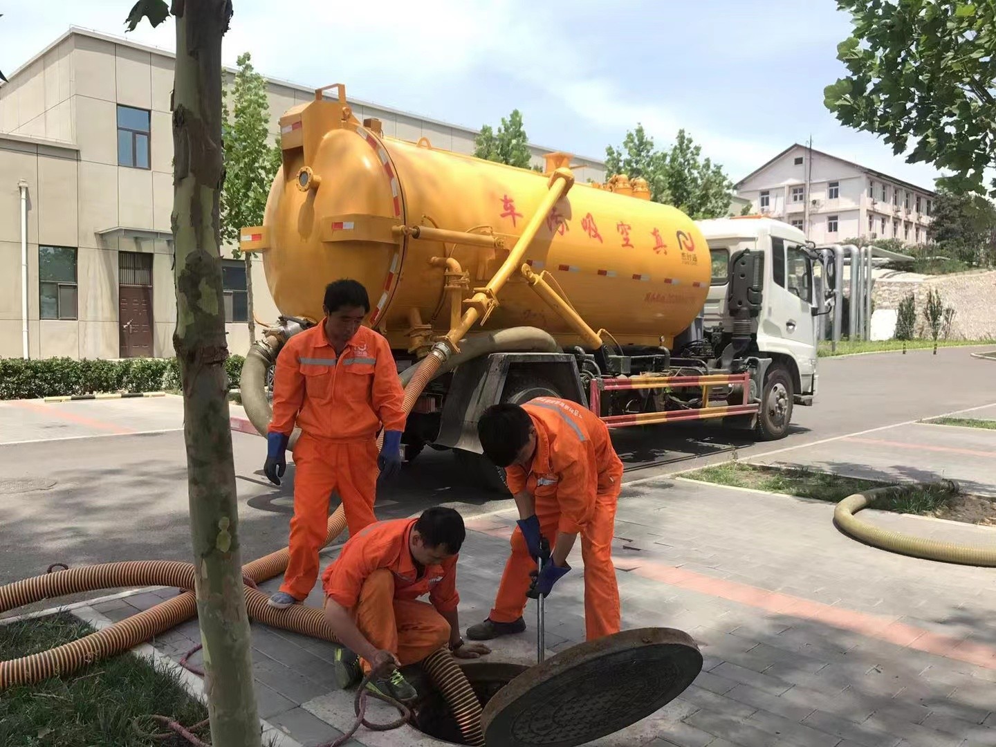 黑山管道疏通车停在窨井附近